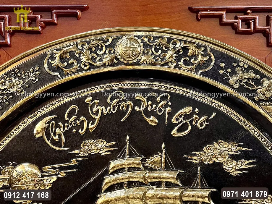 Chữ "Thuận Buồm Xu&ocirc;i Gi&oacute;" được chạm th&uacute;c nổi theo lối thư ph&aacute;p